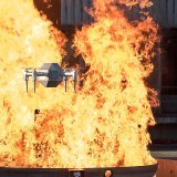 Grâce à sa gaine isolante en aérogel, le "FireDrone" développé par l'Empa peut s'approcher très près des flammes et saisir et transmettre des données sur le déroulement d'incendie.